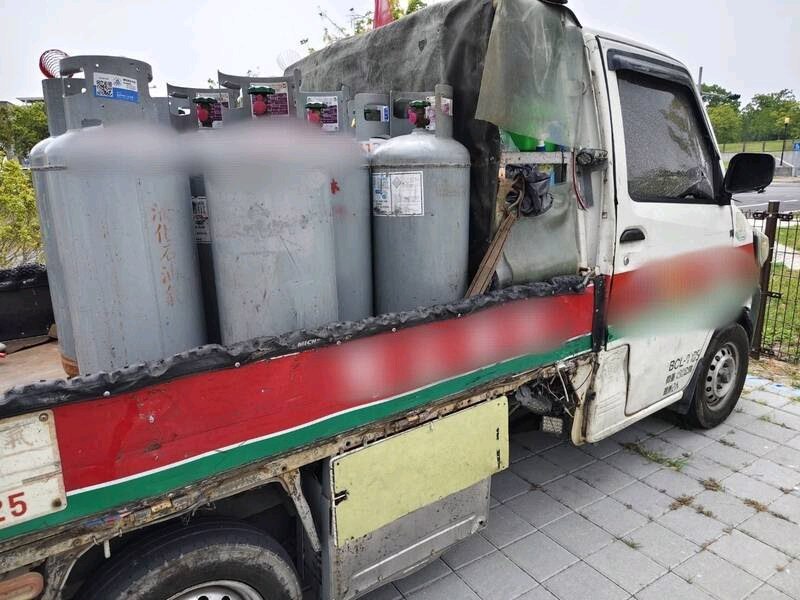 工作中載瓦斯上路肇事，警到場驗出駕駛雙毒陽性


太扯了！！！一大早就遇到了毒駕還載著瓦斯

開門後有非常… - 爆料公社