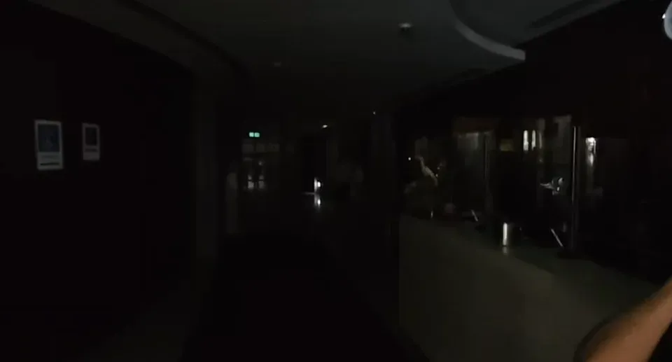 行政院院區今（7）日上午驚傳停電事件，造成院區一度全面停擺約40分鐘，不少員工因辦公室空調與照明中斷，只好走到… - 爆料公社