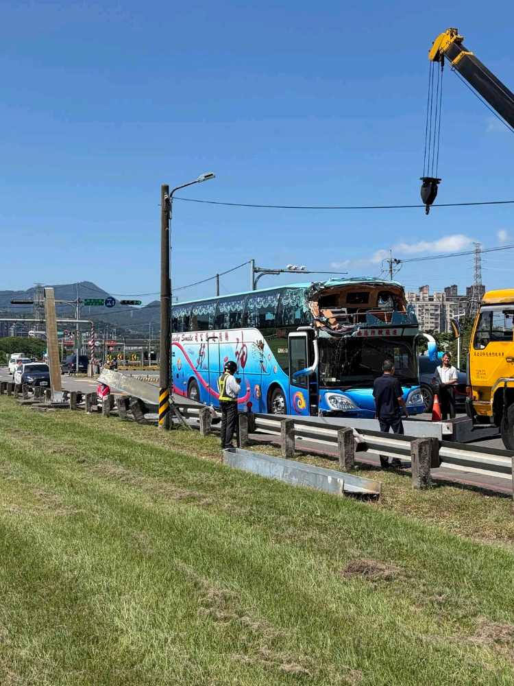 五股遊覽車誤闖限高路段！車頭上方撞毀、限高架倒塌，女騎士閃避不及摔車



五股疏洪一路限高架又被撞斷了

… - 爆料公社