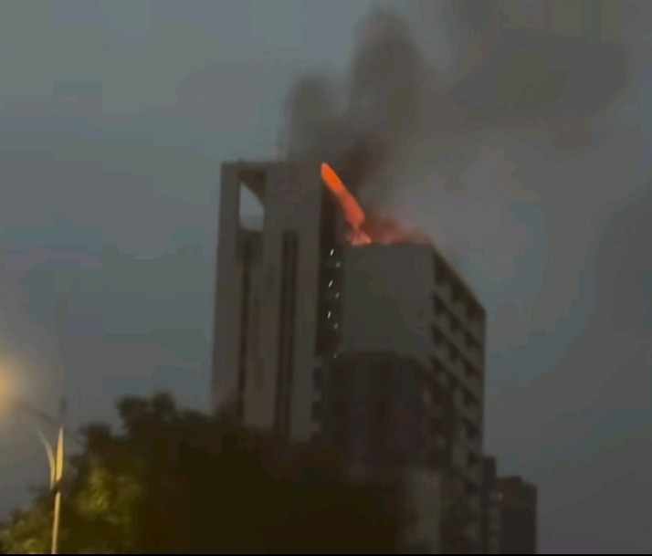 北市錦州社宅頂樓竄火光！新生高架上也清楚可見，警消迅速撲滅 - 爆料公社