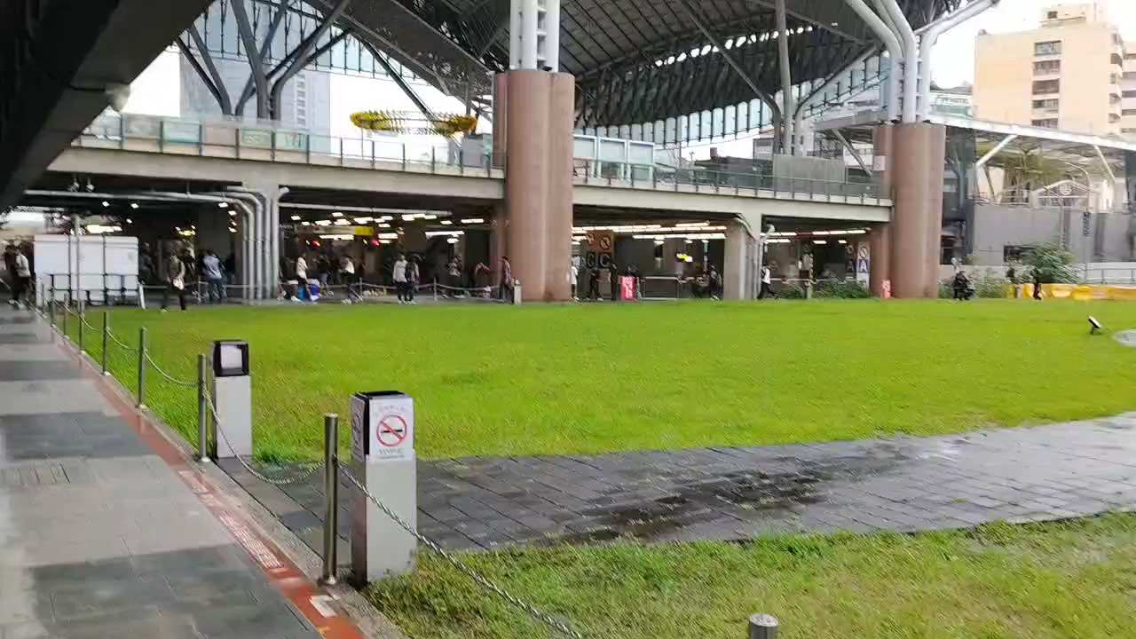 台中車站外傳多人酒後衝突　警帶回4名外籍人士釐清案情


台中車站
東協人士的械鬥
我看到拿酒瓶開砸

影1… - 爆料公社