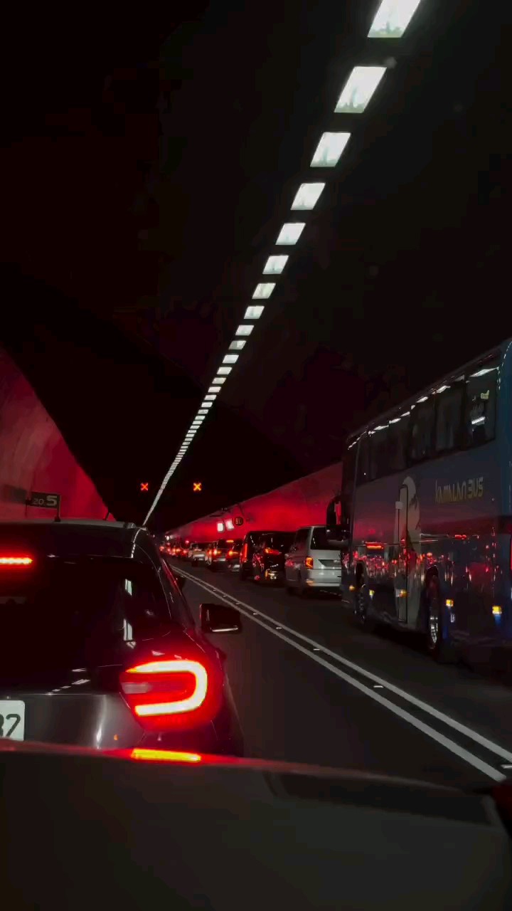 雪隧北上5車連環追撞！一度封閉回堵、4人送醫



雪隧一度因車禍封閉 ， 目前都已通了

影:Threads… - 爆料公社