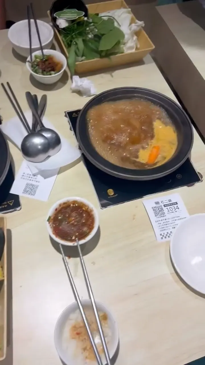 影：litebar423
　　　　
石二鍋
幹真的超噁心，雖然不知道什麼蟲但看起來像蟑螂🪳
還是活得觸角亂動… - 爆料公社