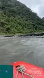 南投縣信義鄉濁水溪上游近日發生水上意外，有民眾划獨木舟時不慎翻船、受困沙洲，南投縣消防局獲報後立即派遣搜救人力… - 爆料公社