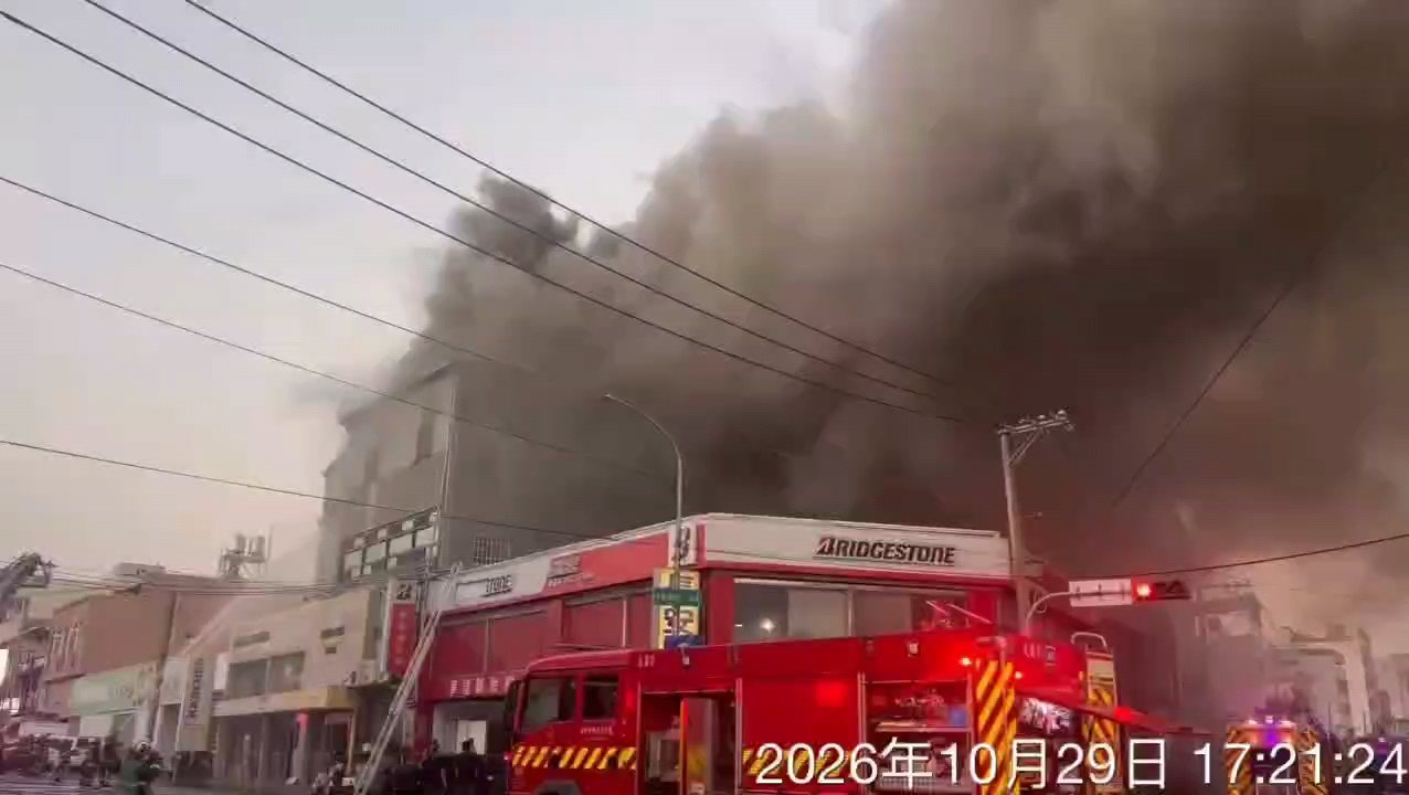 台中西屯工廠倉庫火警！消防人員持續灌救、環保局籲周邊居民關閉… - 爆料公社